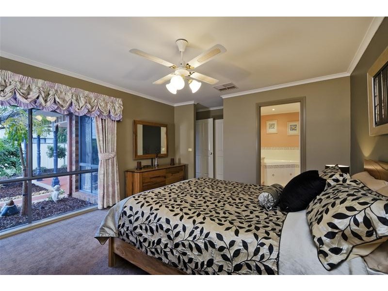 18 Golden Ash Grove, Hoppers Crossing VIC 3029