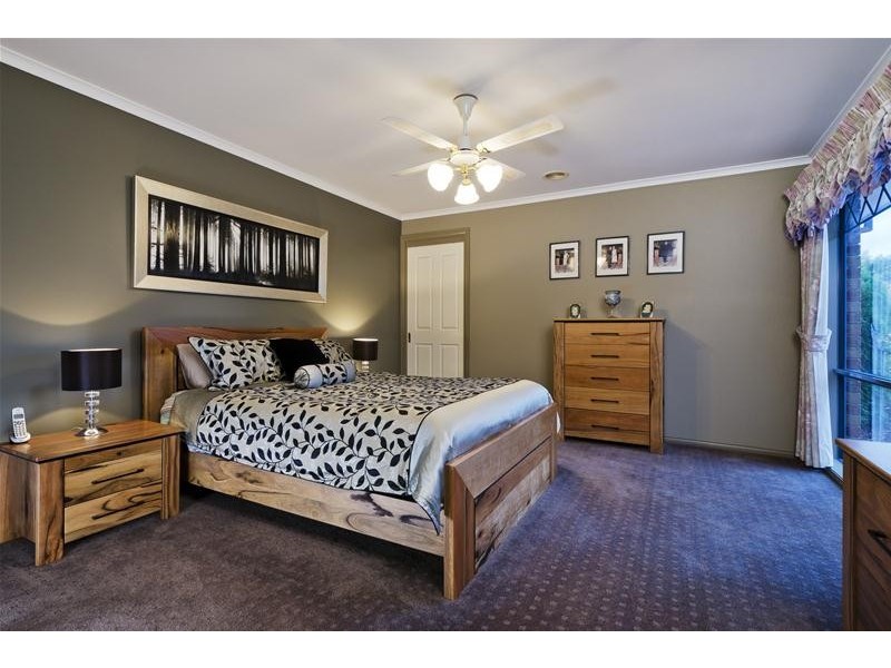 18 Golden Ash Grove, Hoppers Crossing VIC 3029