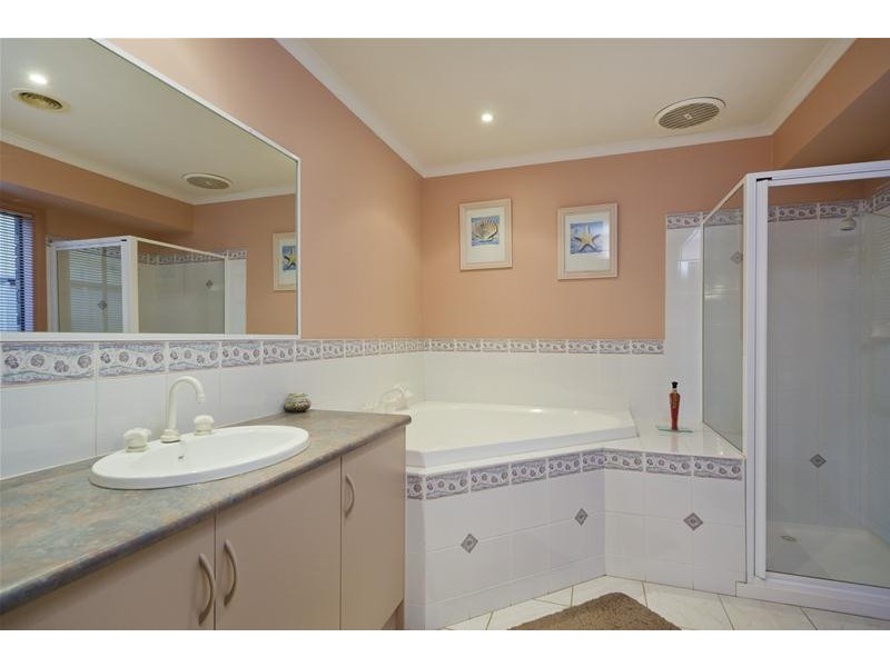 18 Golden Ash Grove, Hoppers Crossing VIC 3029