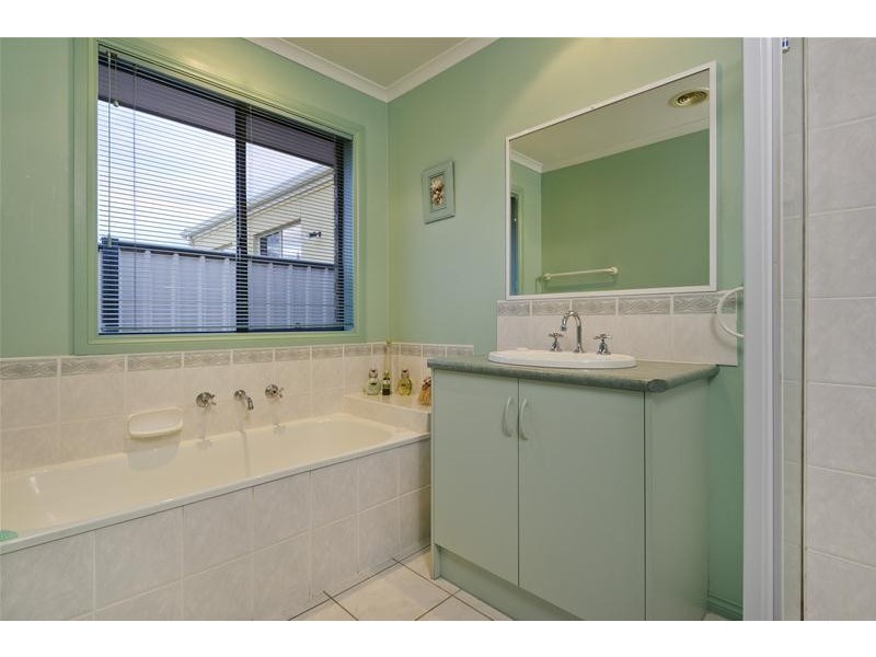 18 Golden Ash Grove, Hoppers Crossing VIC 3029