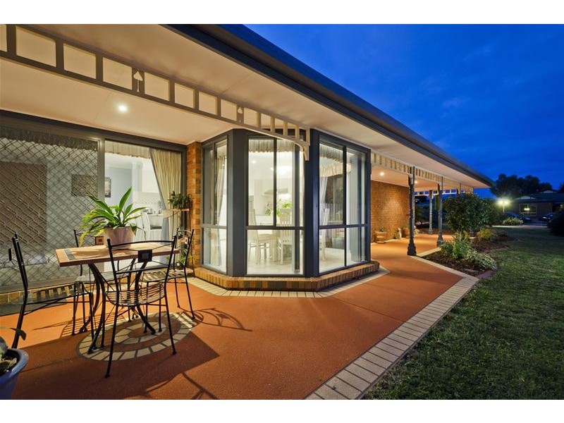18 Golden Ash Grove, Hoppers Crossing VIC 3029