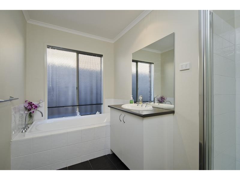 5 Cuthbert Ave, Truganina VIC 3029