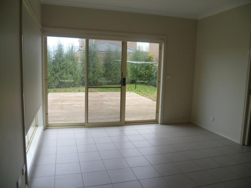 24 East Cornhill Dr, Point Cook VIC 3030