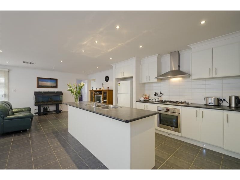 11 MacLarens Close, Wyndham Vale VIC 3024