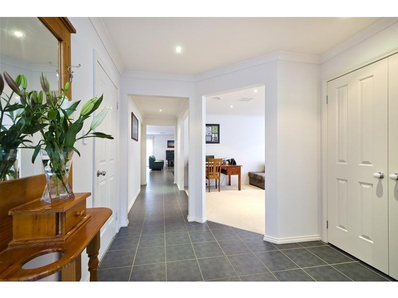 11 MacLarens Close, Wyndham Vale VIC 3024