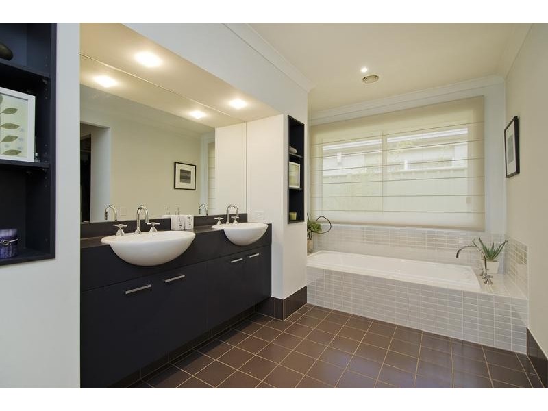 6 Jade Cres, Wyndham Vale VIC 3024