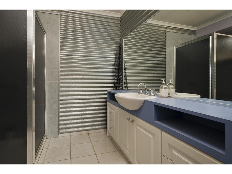 5 Dona Dr, Hoppers Crossing VIC 3029
