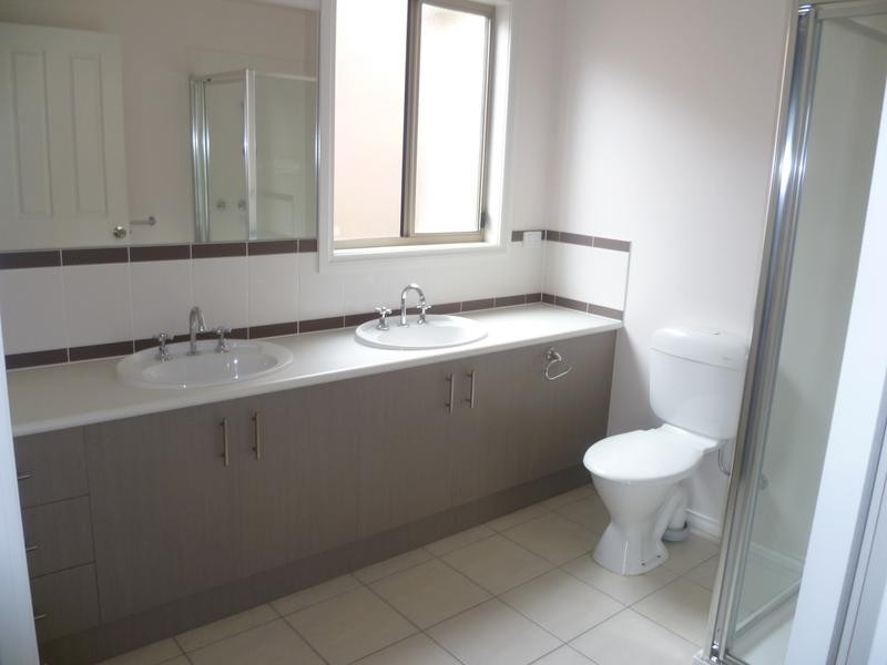 2/6 Salisbury Street, Werribee VIC 3030