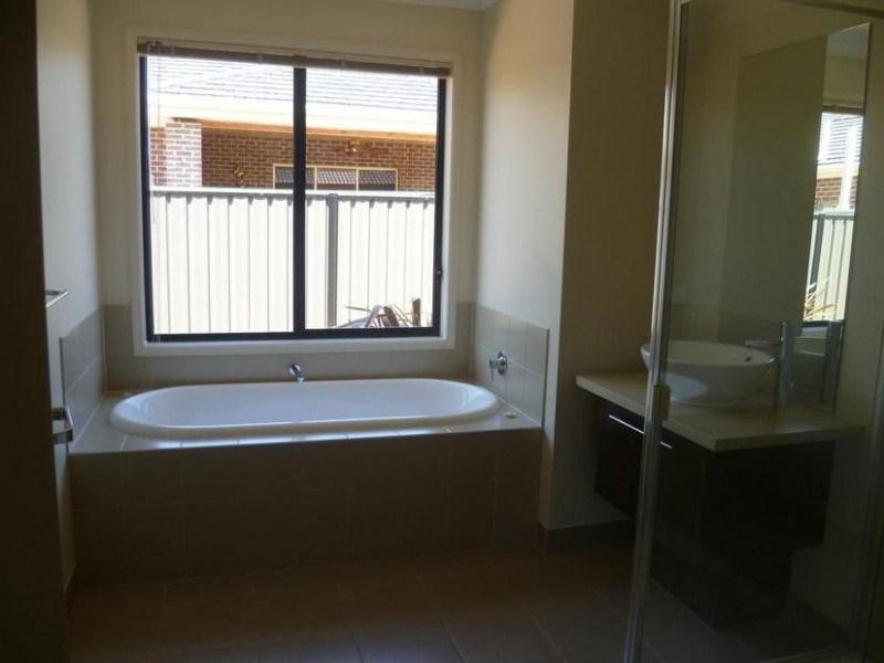 2 Mandora Grange, Tarneit VIC 3029