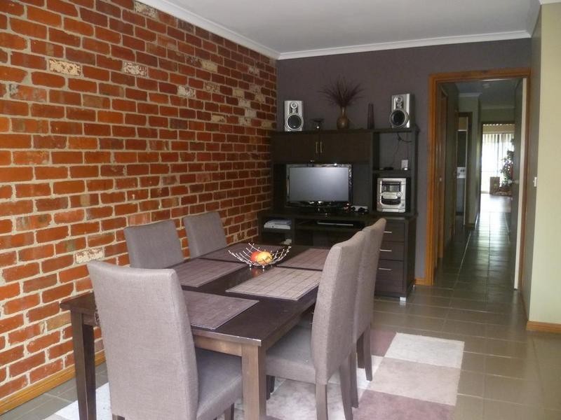 2/266 Greaves Street North, Werribee VIC 3030