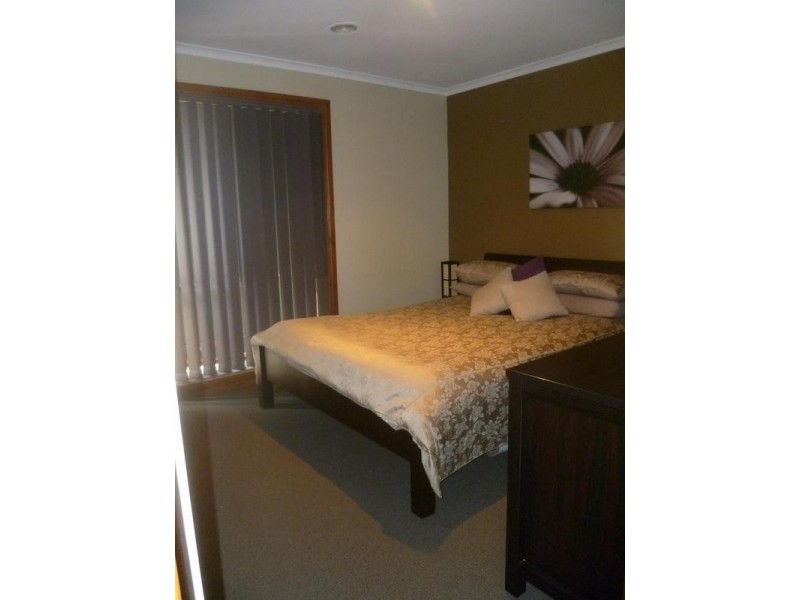 2/266 Greaves Street North, Werribee VIC 3030