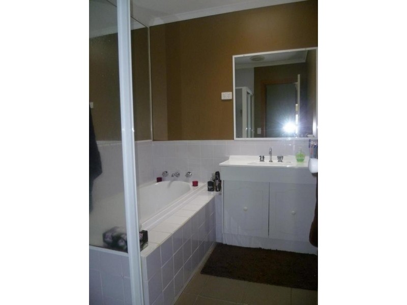 2/266 Greaves Street North, Werribee VIC 3030
