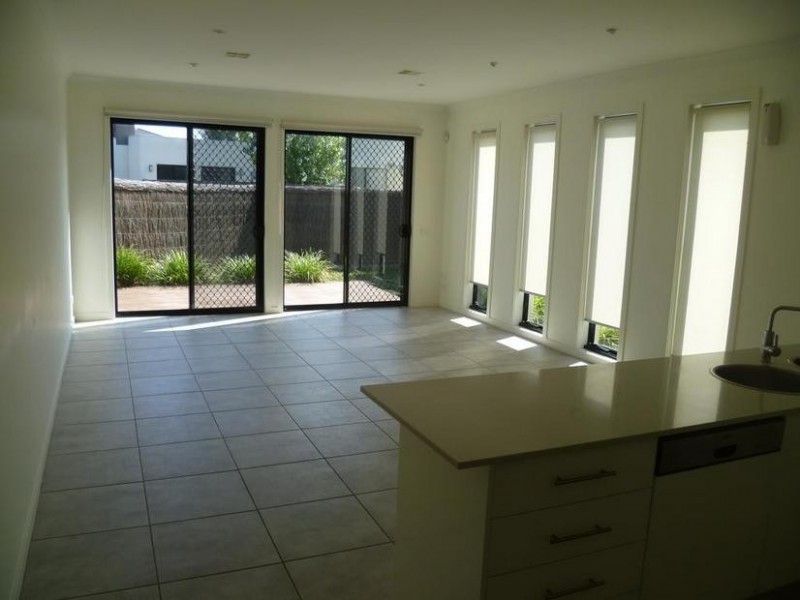 98 Signature Blvd, Sanctuary Lakes VIC 3030