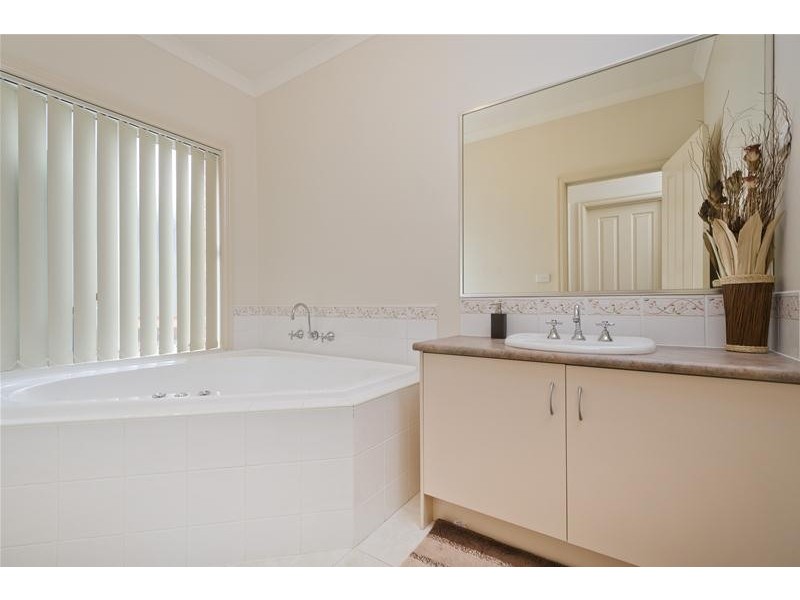 24 Egan Close, Werribee VIC 3030