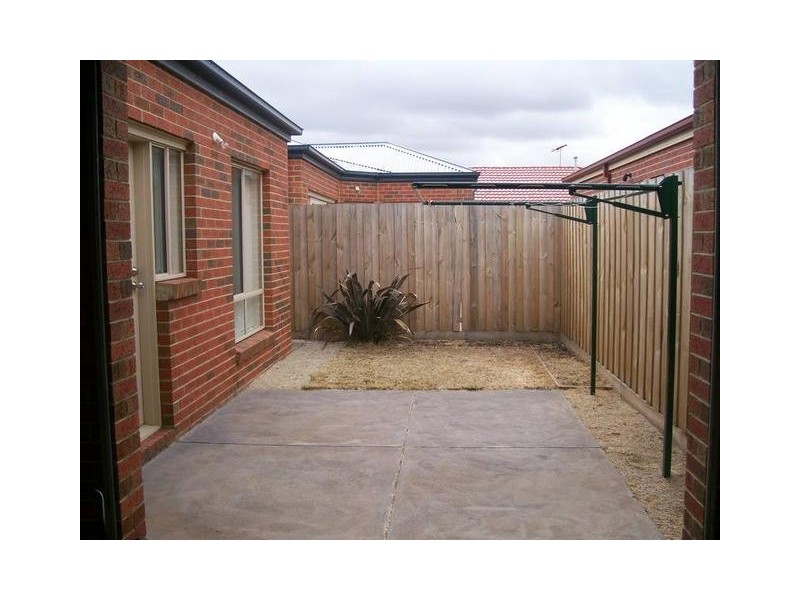 1/12 Ozzimo Way, Werribee VIC 3030
