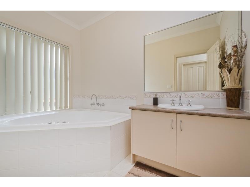 24 Egan Cl, Werribee VIC 3030