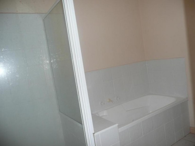 2/137 Greaves Street North, Werribee VIC 3030