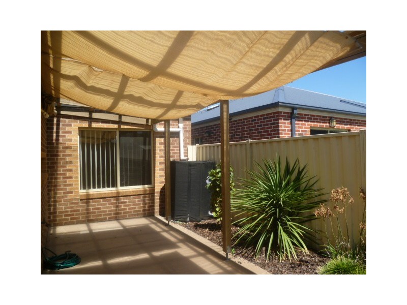 2/11 Bunya Place, Werribee VIC 3030