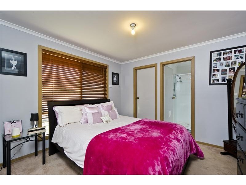 24 Julier Crescent, Hoppers Crossing VIC 3029