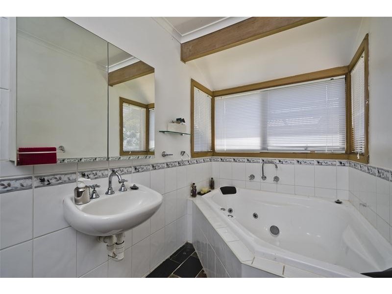 24 Julier Crescent, Hoppers Crossing VIC 3029