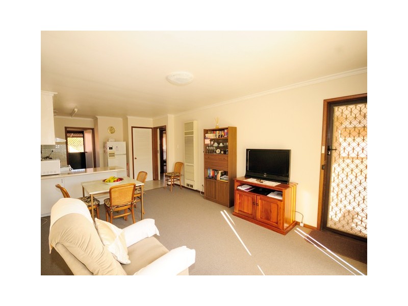 2/7 Deutgam Street, Werribee VIC 3030