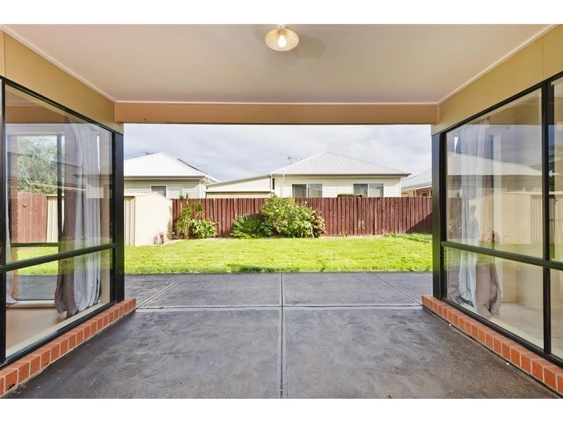 22 Macadamia Grove, Werribee VIC 3030