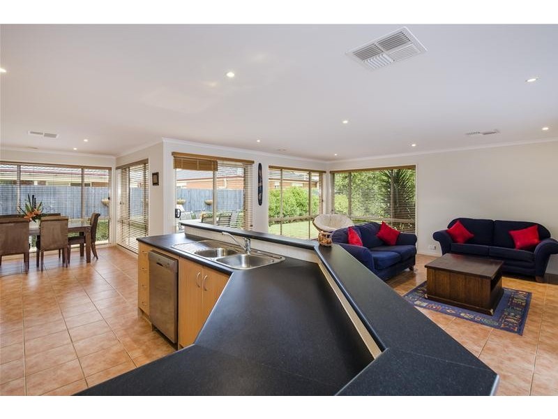 4 Pitanga Gardens, Werribee VIC 3030