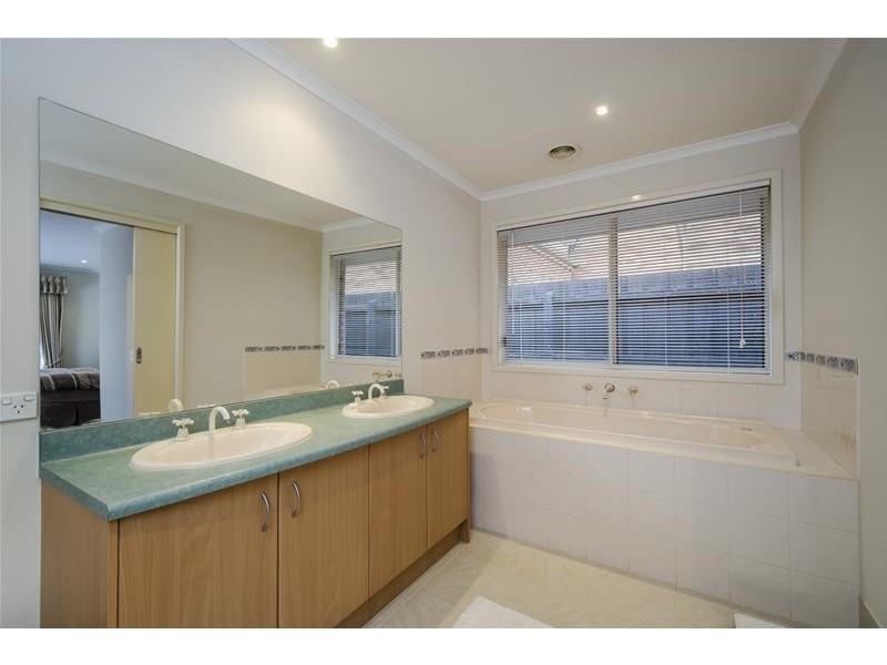 4 Pitanga Gardens, Werribee VIC 3030