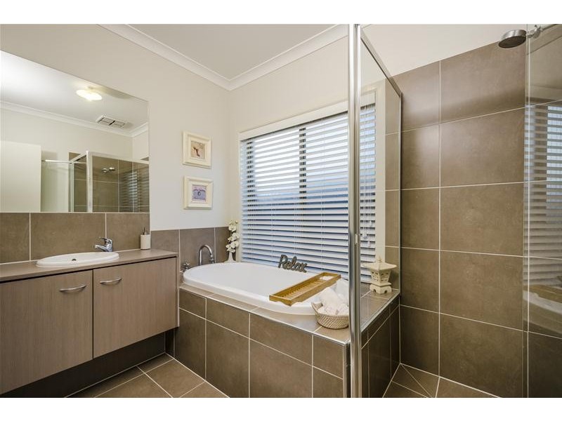 32 Filmont Drive, Werribee VIC 3030