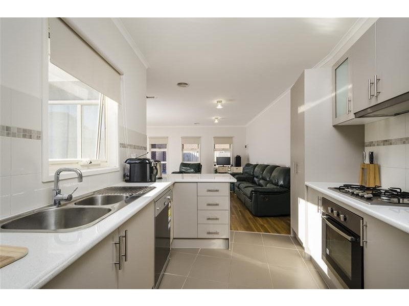 3/8 Moffatt Crescent, Hoppers Crossing VIC 3029