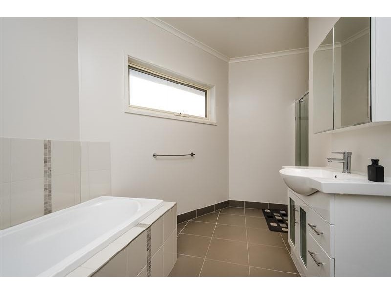 3/8 Moffatt Crescent, Hoppers Crossing VIC 3029
