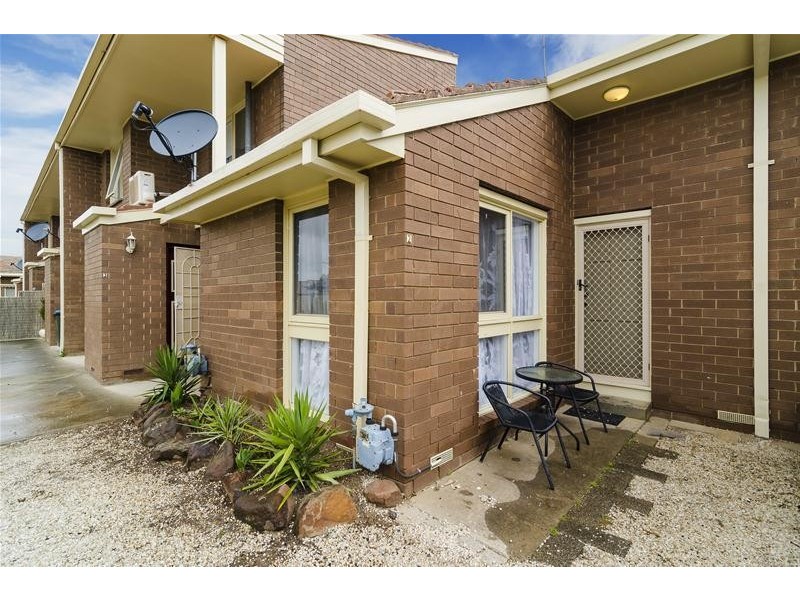 2/27 Deutgam Street, Werribee VIC 3030