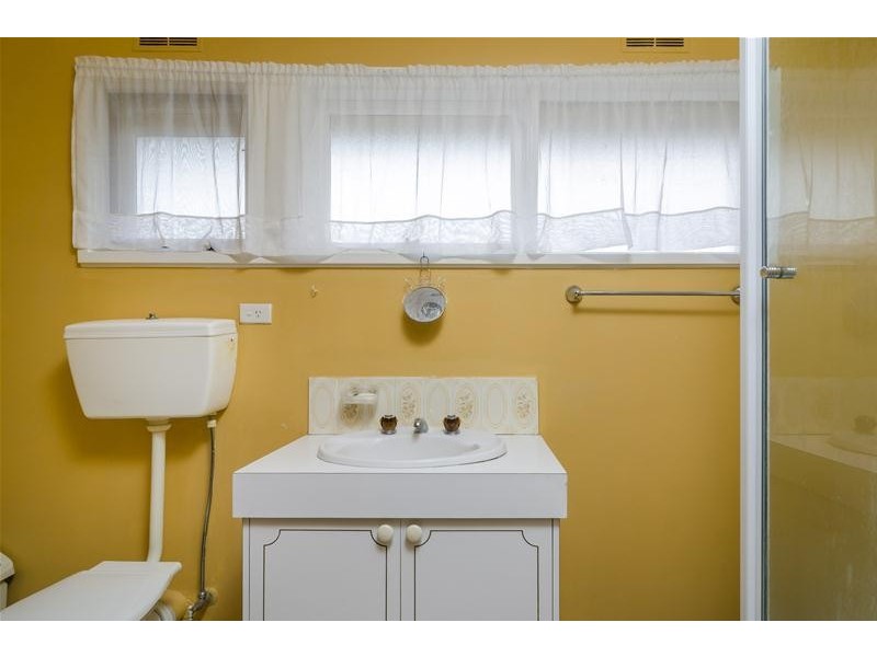 2/27 Deutgam Street, Werribee VIC 3030