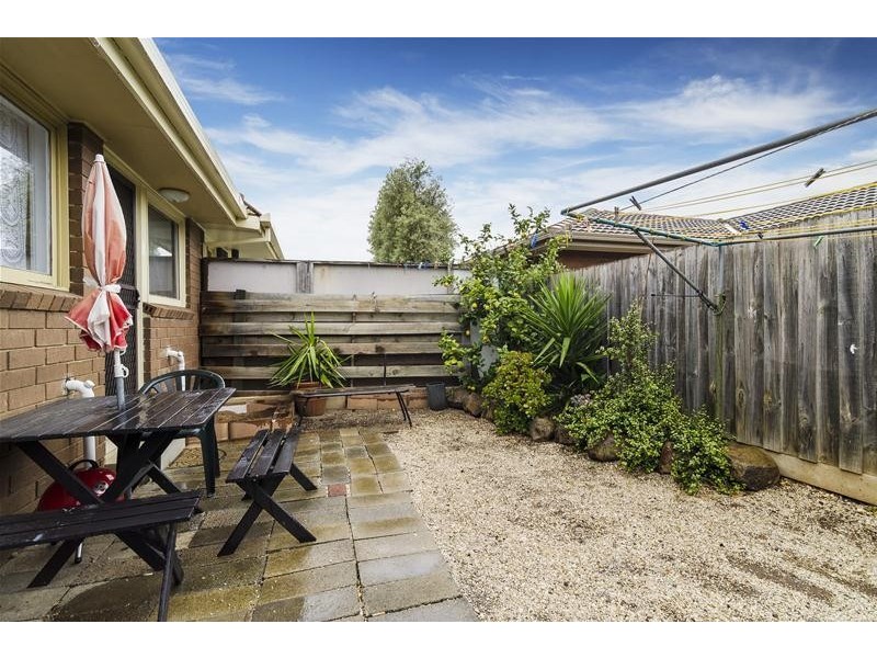 2/27 Deutgam Street, Werribee VIC 3030