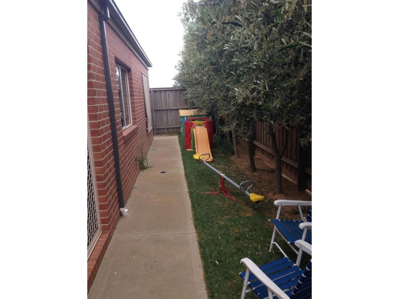 2/21 Trish Walk, Werribee VIC 3030