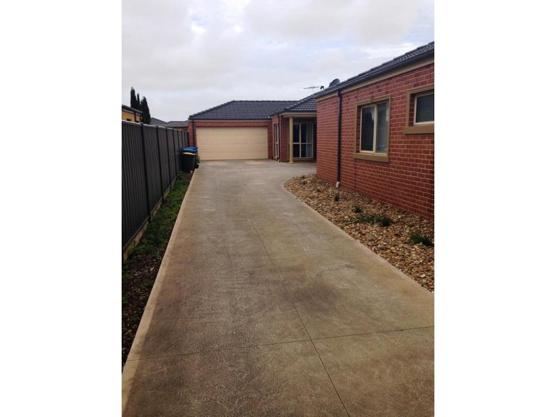 2/21 Trish Walk, Werribee VIC 3030