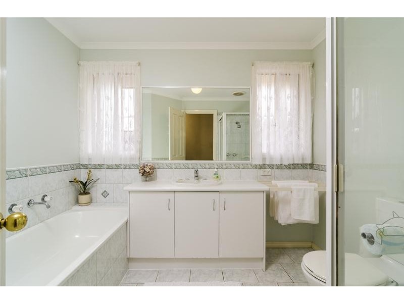 4 Carolyn Drive, Hoppers Crossing VIC 3029