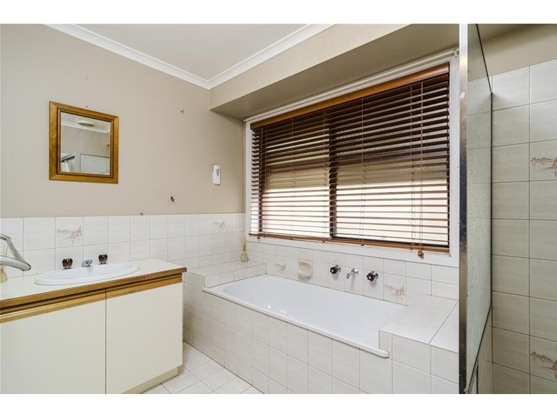 6 Greenshank Court, Werribee VIC 3030