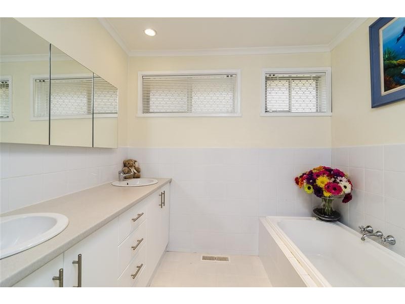 24 Canberra Avenue, Hoppers Crossing VIC 3029