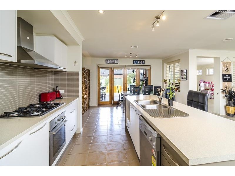 11 Ologhlen Drive, Wyndham Vale VIC 3024