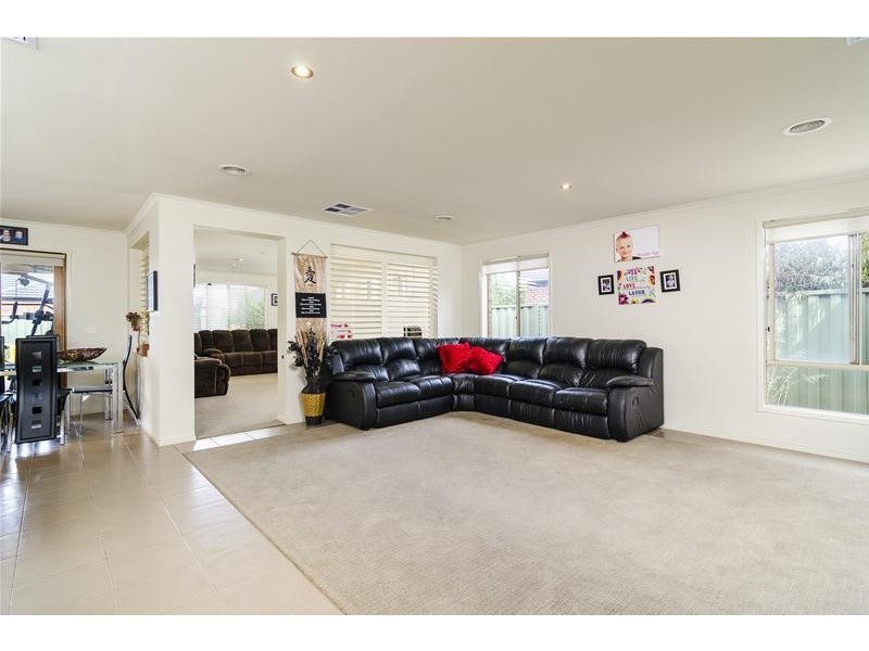 11 Ologhlen Drive, Wyndham Vale VIC 3024