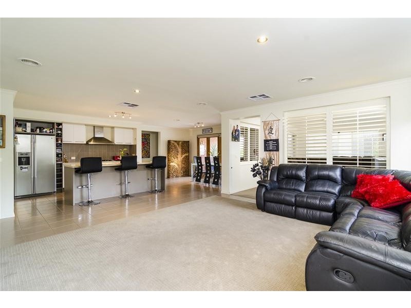 11 Ologhlen Drive, Wyndham Vale VIC 3024