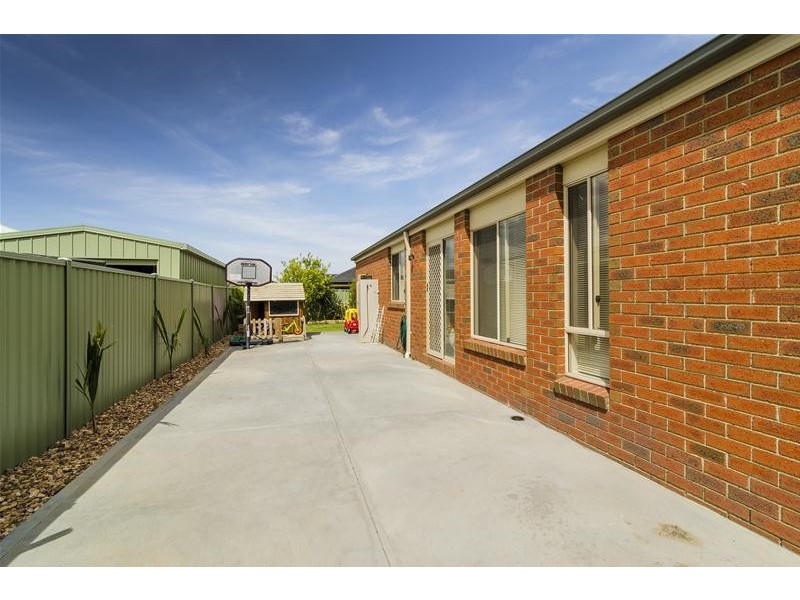 11 Ologhlen Drive, Wyndham Vale VIC 3024