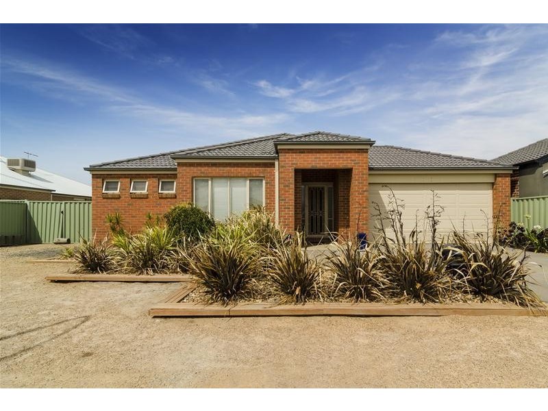 11 Ologhlen Drive, Wyndham Vale VIC 3024