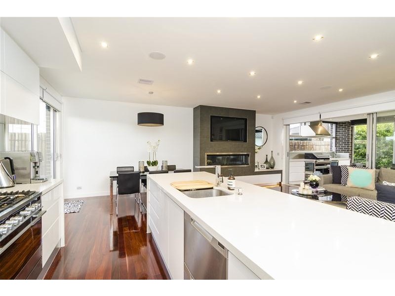 1 Trish Walk, Werribee VIC 3030