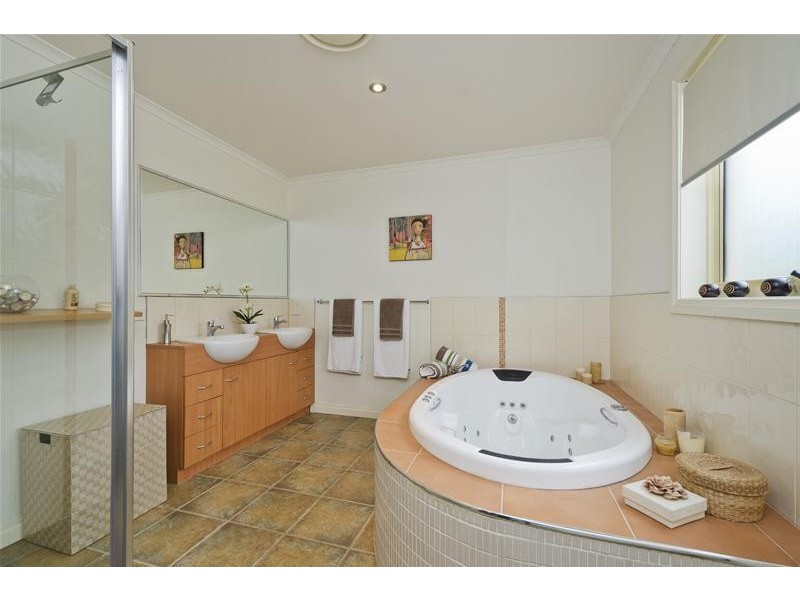 25B Parklands Grove, Werribee VIC 3030