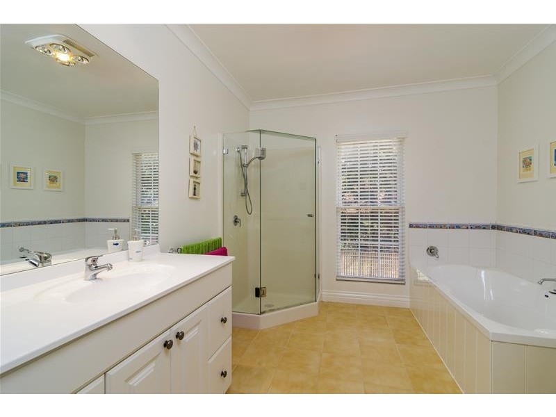 8 Watkins Grove, Werribee VIC 3030