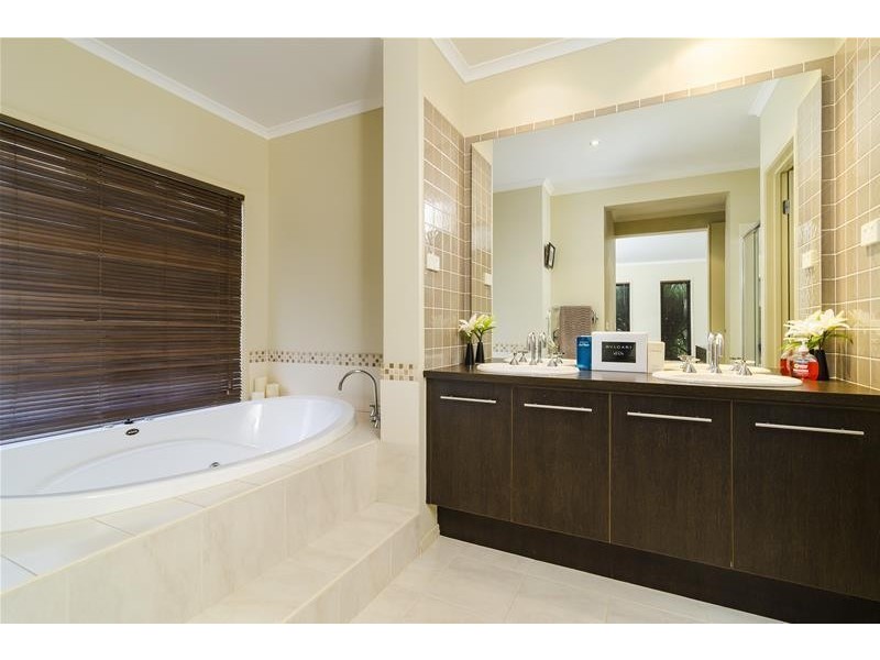 8 Ashburton Avenue, Wyndham Vale VIC 3024