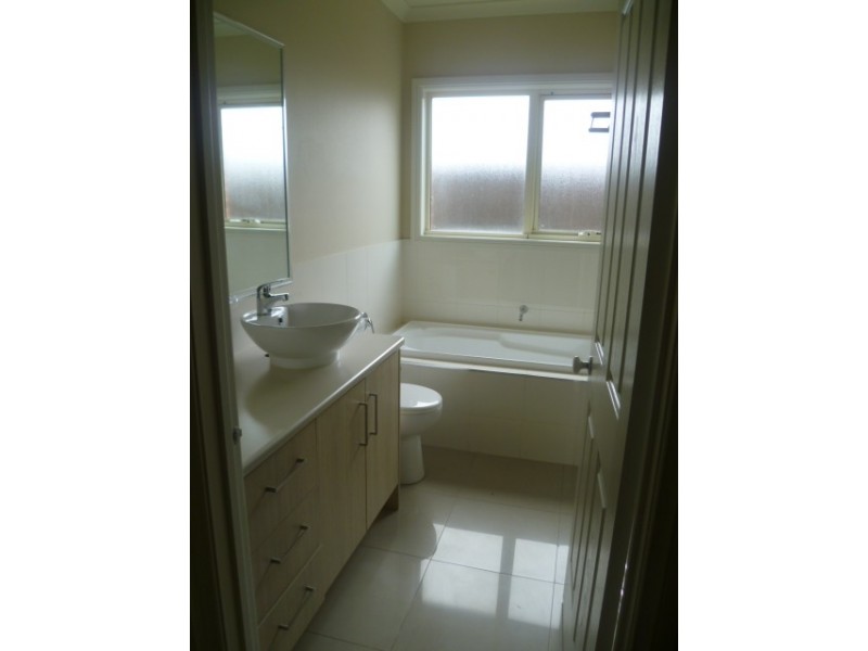 2/21 Trish Walk, Werribee VIC 3030