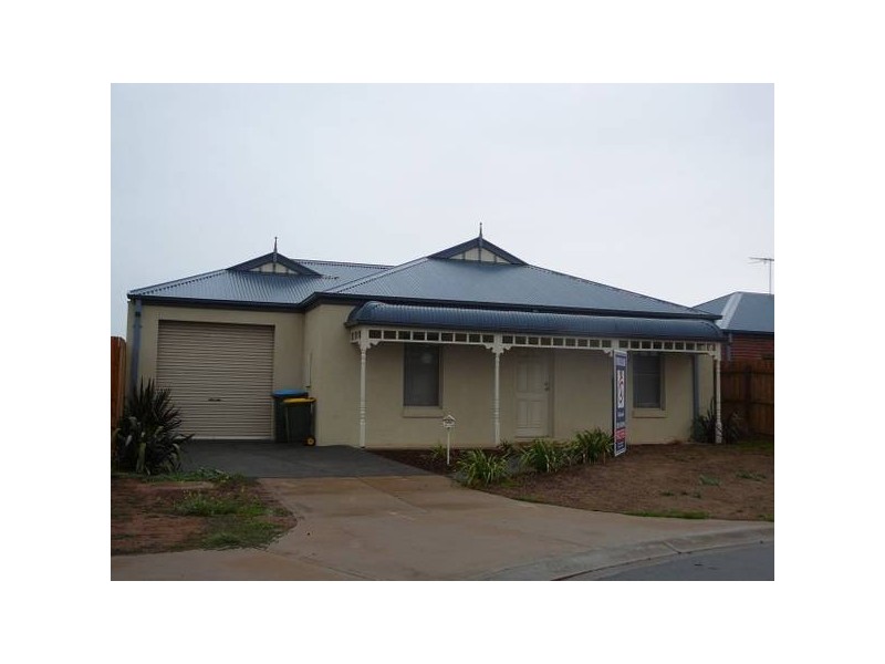 2/12 Ozzimo Way, Werribee VIC 3030